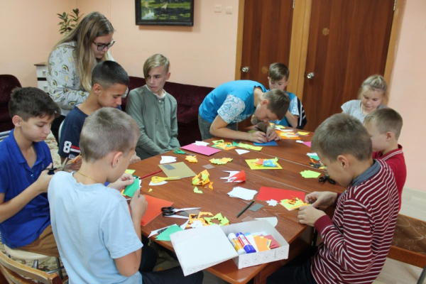 Активисты ОНФ в Мордовии организовали для детей из социального приюта мастер-класс по изготовлению открыток