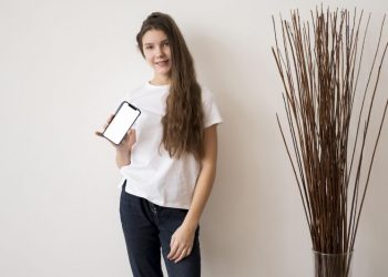 Школьники из 21 региона получат 20 тысяч смартфонов